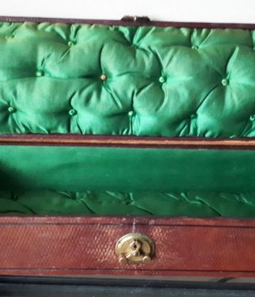 Boite ancienne en cuir intérieur matelassé