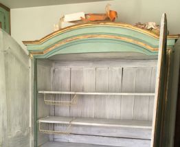 Armoire ancienne style italienne chapeau de gendarme