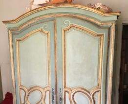 Armoire ancienne style italienne chapeau de gendarme