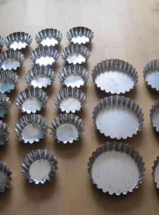 lot 28  de petits moules pâtisseries  en métal 