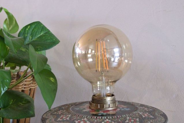 Lampe vintage avec une boîte ancienne en métal