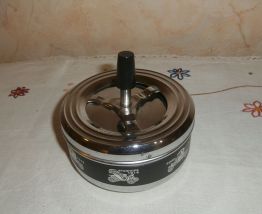 Cendrier à poussoir métal vintage