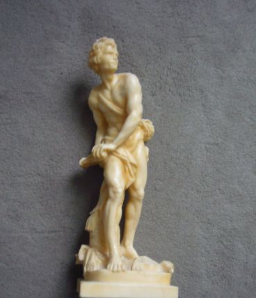 Statuette de A. Santini en résine de marbre