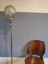 lampadaire pied laiton et globe en verre texturé