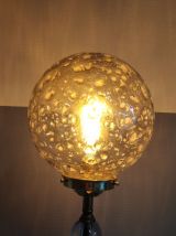lampadaire pied laiton et globe en verre texturé