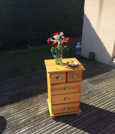 Chiffonnier en pin petite rayure sur le dessus 