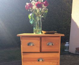 Chiffonnier en pin petite rayure sur le dessus 