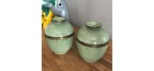 Paire de pots couverts céladon 