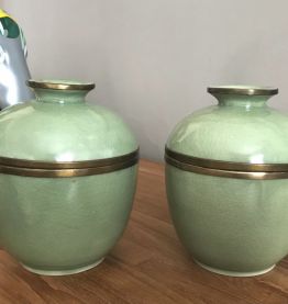 Paire de pots couverts céladon 