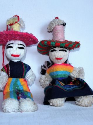 Lot de deux poupées traditionnelles mexicaines en laine. 