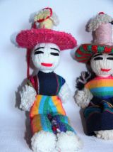 Lot de deux poupées traditionnelles mexicaines en laine. 