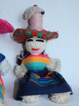 Lot de deux poupées traditionnelles mexicaines en laine. 