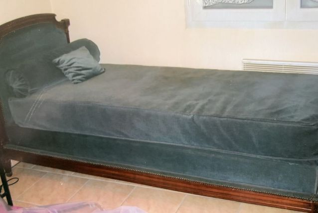 Petit lit ancien en bois massif et velours bleu