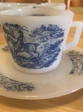 Tasses-soucoupes Arcopal blanches décor bleu cavalier dans u