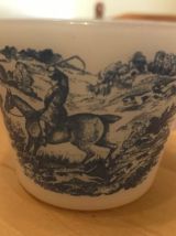 Tasses-soucoupes Arcopal blanches décor bleu cavalier dans u
