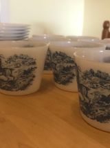 Tasses-soucoupes Arcopal blanches décor bleu cavalier dans u