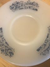 Tasses-soucoupes Arcopal blanches décor bleu cavalier dans u