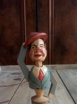 Ancien bouchon à système en bois sculpté (ANRI)