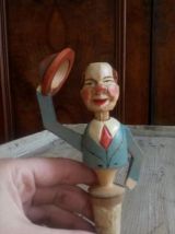 Ancien bouchon à système en bois sculpté (ANRI)