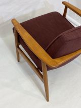 Fauteuil création par M. Zieliński année 60 tissu bordeaux. 