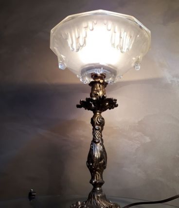 lampe style bronze patiné  et son verre opaque façon givré  