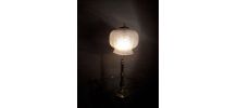  grande lampe laiton    et son verre   moulé  en forme de cl