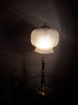  grande lampe laiton    et son verre   moulé  en forme de cl