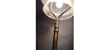  grande lampe laiton    et son verre   moulé  en forme de cl
