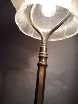  grande lampe laiton    et son verre   moulé  en forme de cl