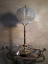  grande lampe laiton    et son verre   moulé  en forme de cl