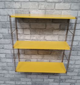 etagere string jaune  montants torsard doré 47x48x15 tres be
