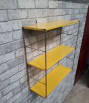 etagere string jaune  montants torsard doré 47x48x15 tres be