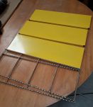 etagere string jaune  montants torsard doré 47x48x15 tres be