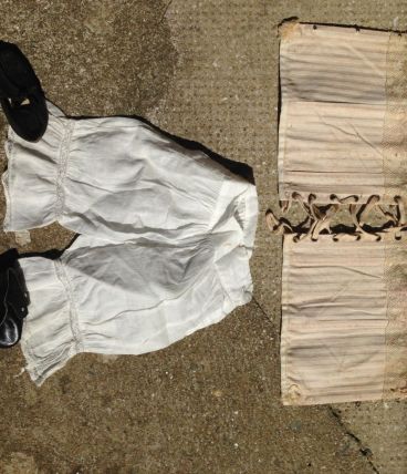 Lot de vêtements de poupées