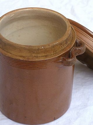 pot en grès ancien avec couvercle