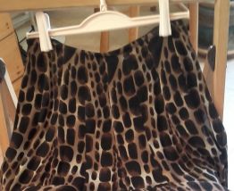jupe  courte ample doublée motif "girafe" T. 1