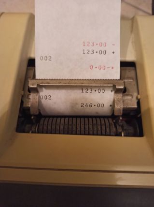 Calculatrice Triumph 121P. Fonctionnelle