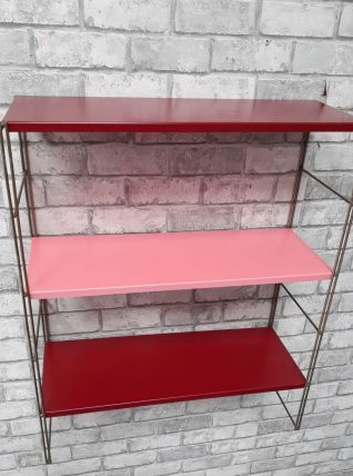etagere string  montants doré  plateaux rouge bordeau et ros