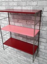 etagere string  montants doré  plateaux rouge bordeau et ros