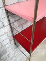 etagere string  montants doré  plateaux rouge bordeau et ros