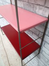etagere string  montants doré  plateaux rouge bordeau et ros