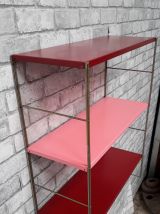 etagere string  montants doré  plateaux rouge bordeau et ros