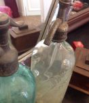 Lot de deux vieux siphons années 30, turquoise et vert d'eau