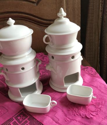 Tisanière avec tasse en porcelaine blanche
