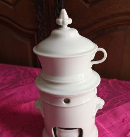 Tisanière avec tasse en porcelaine blanche
