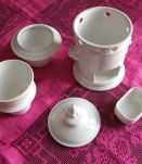 Tisanière avec tasse en porcelaine blanche