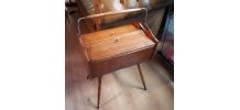 travailleuse scandinave en bois. Pieds compas, couturiere vi