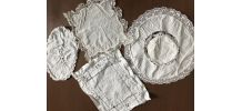 Lot de 4 napperons présentant quelques défauts