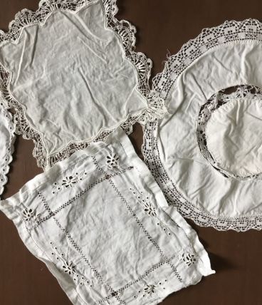 Lot de 4 napperons présentant quelques défauts