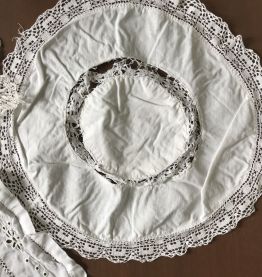 Lot de 4 napperons présentant quelques défauts